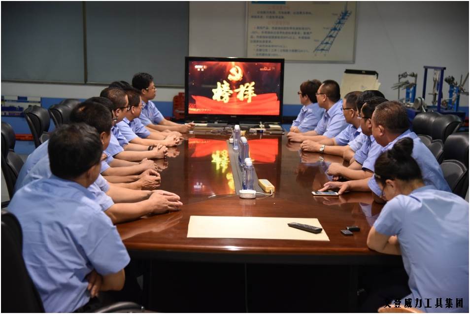 集中观看《榜样》节目_09.JPG 喜迎十九大 观榜样学先进(图2)
